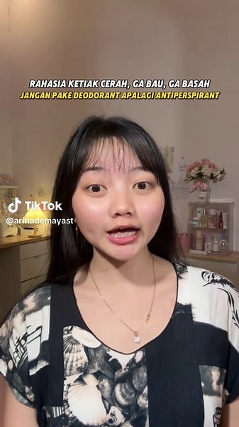 deodorant anti perspirant itu menurut aku unggul karena kerjanya dua arah dalam satu produk, satu sisi bantu ngurangin bau dengan nahan bakteri penyebab bau, sisi lainnya bantu ngontrol keringat biar area ketiak ga lembap, soalnya kondisi lembap itu yang bikin bau lebih gampang muncul, jadi ketiak ga cuma wangi tapi juga lebih kering dan nyaman, dan perlu diluruskan juga kalau anti perspirant bukan nutup pori selamanya tapi cuma ngontrol keringat sementara dan aman dipakai sesuai aturan, semoga 