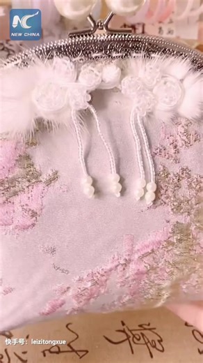 A delicately made Chinese-style clasp frame purse is the best match for Qipao, or cheongsam, a timeless symbol of elegance. #purse #cheongsam | Cultural Buffet