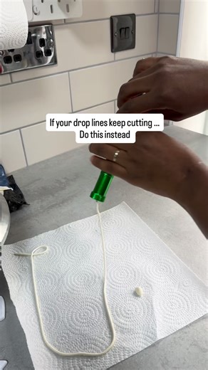 Midlands Cake Artist on Instagram: "This is the best hack if your drop lines keep cutting! Save and share to help another baker 🥰 Entire cake is covered and piped in ganache. Link in bio and stories to purchase my ganache guide and course! Use code: FESTIVE for a discount at checkout 🥰 If you purchase my course purchased using this code, you get my cake taster course complimentary! (Dm me with purchase email)"