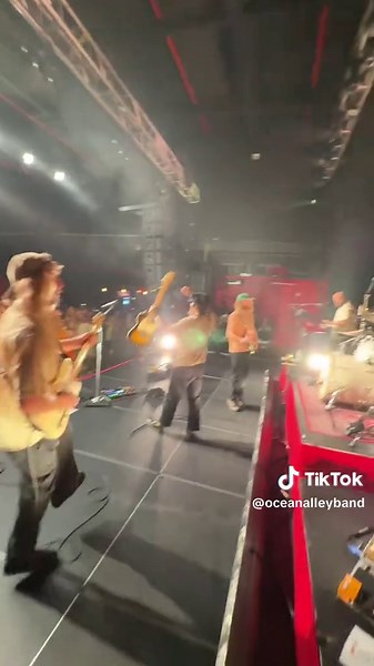 Charlotte's Hot Performance at Ocean Alley