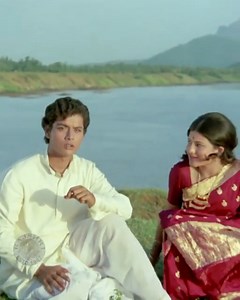 Have a look at this scene from the movie 'Geet Gaata Chal'. #ReliveRajshri #75YearsOfRajshri | Rajshri