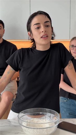 Ailin Tokman - Recetas Faciles ✨ on Instagram: "Vino a casa @zoegotusso y se armó el plan perfecto: cocinamos, charlamos, nos reímos mucho y hablamos de Camionera, su nueva canción (que ya nos tiene cantándola todo el día) ❤️ Y como la canción tiene esa onda de viaje, de ruta, de ir con música fuerte y el mate al lado… hicimos figacitas 🛣️🥖 porque son el pan para llevar en el camino. • Gracias @zoegotusso por la buena onda total y por sumarte a este video hermoso, y a @sonymusicargentina por c