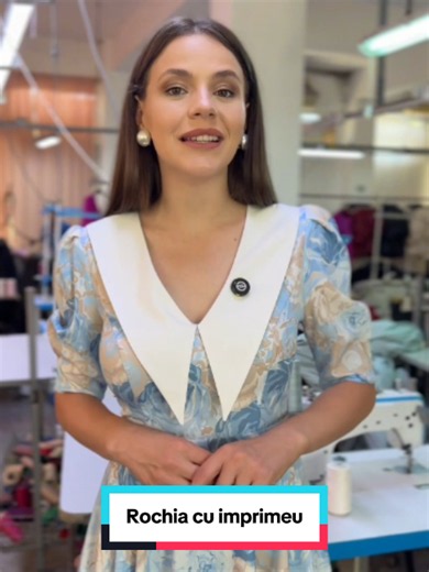 În spetele fiecărei colecții DY Fashion există zile lungi, alegeri, emoție, îndoieli, bucurie și dorința sinceră de a crea ceva ce o femeia va purta cu drag nu doar o singură dată. Vezi rochia 👉 DYF1218 pe site-ul nostru https://www.dyfashion.ro/rochii-de-zi/rochie-dy-fashion-midi-din-triplu-voal-cu-imprimeuri-albastre-bej-si-guler-ascutit-si-nasturi-la-maneci-1470622.html Rochia costă 349,90 lei, este produsă pe mărimi de la S (36) la 4XL (48), iar culorile sunt bleu și roz.