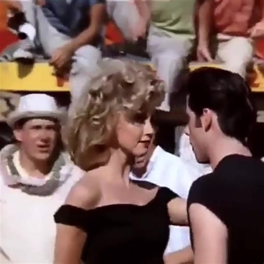 Grease (1978) Vaselina El rebelde Danny Zuko y la inocente australiana Sandy mantienen un romance durante las vacaciones, creyendo que no se volverán a ver; sin embargo, para sorpresa de ambos, se reencuentran en la escuela secundaria al empezar el nuevo curso. #70 #70s #musical #romance #peliculas #clasicos #películas #pelicula #películasclásicas #peliculaschiditas #movie #retro #recomendado #dance #johntravolta #olivianewtonjohn #grease #vaselina #fypシ #fyp #paratii #parati #fypシ゚viral #foryou