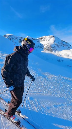 TASKI on Instagram: "De buena mañana, buscando sensaciones en una nieve variable y difícil. Ojalá pase pronto el anticiclón que hay en BC y podamos volver a hacer freeride. @siroko @nordik_eyewear #esqui #carving #ski"