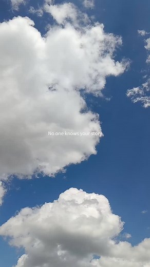 🥷Każda nieprzeżyta emocja nie znika. 🤕Ona czeka… w napiętym karku, w ściskającym brzuchu, w bezsennej nocy. 🥵Czeka, aż dasz jej głos. ☠️Ciało to nie wróg. 📖To Twój pamiętnik. 📝Zapisuje wszystko, czego nie wypowiedziałeś. 🫣Każdy lęk, zranienie, przemilczaną prawdę. 😵‍💫A potem choruje. Milczy krzykiem. To nie fanaberia – to biologia. Psychobiologia. To nie metafora – to psychosomatyka. 🤲To nie tylko relaks – to uzdrowienie przez dotyk, słowo, obecność. 🛋️Masaż, psychobiologia, ajurweda –