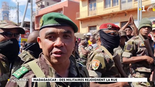 #Madagascar : Au moins 2 morts aujourd'hui lors des affrontements entre les forces de l'ordre et les manifestants. Un militaire et un civil ont été tués. Ce matin le Capsat, le camp militaire où sont stockés les armes et munitions de l'armée a appelé les forces de l'ordre à rejoindre le mouvement de contestation qui exige le départ d'Andry Rajoelina | Mayotte la 1ère