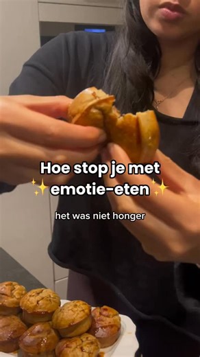 Erika Alsem | Online Fitness & Voedingscoach on Instagram: "Soms sta je in de keuken, kijkend naar die snackkast, en je weet eigenlijk niet eens waarom. Je hebt niet eens honger maar eigenlijk betrap je jezelf op emotie-eten. Het ging nooit om het eten. Het ging om alles wat je probeert te vermijden: gevoelens, stress, verveling, eenzaamheid. Ergens op dat punt stopte ik en dacht: wacht eens… wat gebeurt hier eigenlijk? Ik begon te merken dat elke hap die ik nam als “troost” mij niet beter liet 