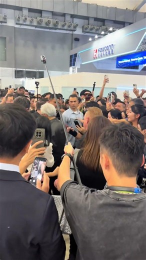 黄仁勋经典黑色皮衣登场，两小时重磅演讲一口气发布云端、PC、边缘端全套AI硬件。