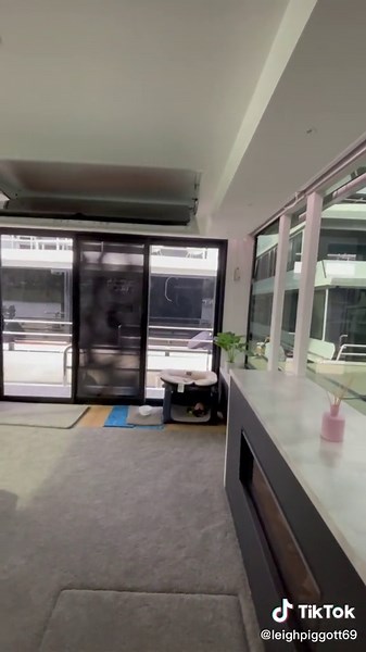 Stunning Houseboat Tour: Experience Luxury Living