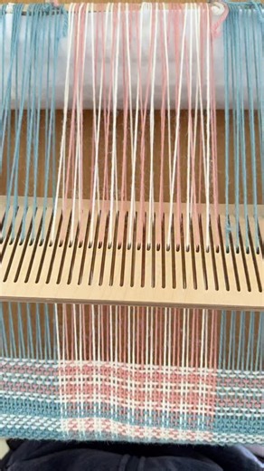 10K views · 1.1K reactions | Weaving a houndstooth design on the rigid heddle weaving loom. Our weaving looms are available in our TabbyandTweed website shop for UK delivery and our TabbyandTweed Etsy shop for delivery to some other locations including the USA. #learntoweave #rigidheddleweaving #weavingloom | TabbyandTweed | Facebook