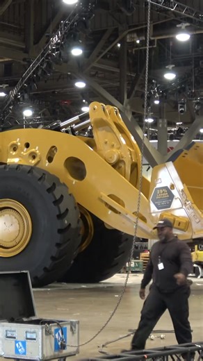 240 of Cat 994K trying to its way out of the #conventioncenter-001 #wheelloader #tonne #lasvegas #maneuver | Roiego | Facebook