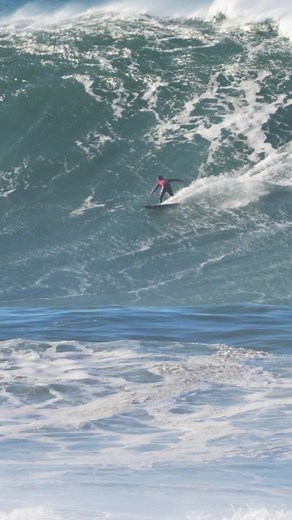 Two things I was told not to do. Front side 360 on the right at Nazaré. …And they were right, I only got a 3.50 for this in the competition 😂🫠