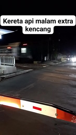 Kereta api malam relasi pasarsenen ke solobalapan yang melesat sangat cepat di kawasan jpl 637 barat stasiun jenar | Riko Rikolo