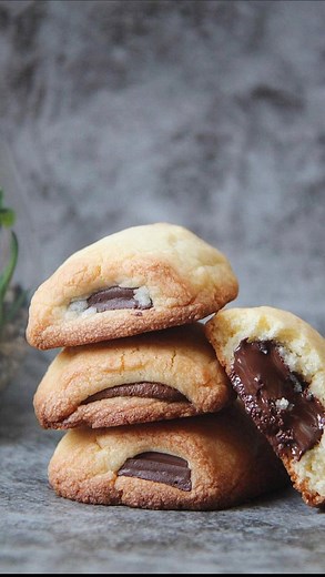 Pauline on Instagram: "Kango 🍥 ⠀ ⠀ Recette ⬇️ ⠀ 200g de beurre ⠀ 200g de sucre glace ⠀ 1 oeuf⠀ 350g de farine ⠀ 1/2 càc de levure ⠀ 1 pincée de sel ⠀ ⠀ 1 tablette de chocolat de votre choix ⠀ ⠀ Mélanger le beurre le le sucre glace pour rendre le tout crémeux.⠀ Ajouter l’oeuf et mélanger.⠀ Ajouter la farine, le levure et le sel. Mélanger.⠀ Former une boule et la filmer.⠀ Mettre au frais 1 heure.⠀ Étaler sur 0,5cm.⠀ Enrober 2 carreaux de chocolat de pâte et recommencer autant que possible.⠀ (La p