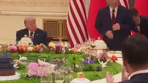 川普真是个老顽童，而且似乎从来不太把规矩当回事。上一次会见罗马教皇时，他被媒体拍到偷偷去摸教皇的手；昨天（2026年5月14日）的国宴上，又出现了有趣一幕：习近平起身离席后，川普顺手翻开了他面前摆着的本子，看了两眼，又若无其事地合上。那大概率不过是一份菜单或者流程册，但川普那种压不住的好奇心，还是暴露无遗。更耐人寻味的是，一旁的卢比奥显然看见了，却全程不动声色，像是什么都没发生。这一幕，不免让人联想到2022年10月22日中共二十大闭幕式上的那个著名场景：胡锦涛只是伸手想翻看一下习近平面前的文件，结果很快被工作人员带离会场。两相对照，同样是看文件，一个像课堂里淘气的老学生，一个却成了高度紧张政治氛围中的禁忌动作。有时候，政治的意味，并不只存在于文件内容里，更存在于谁可以碰、谁不能碰。