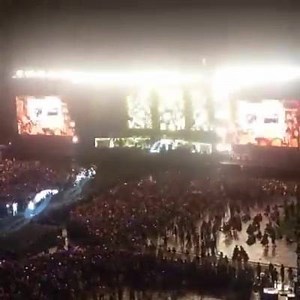 The video :') Liam says "we have one direction India in the house, hello." And then the sign pops up on the big screen :') ~Niall'sDiana❤ | One Direction - India