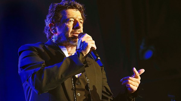 Patrick Bruel visé par huit témoignages de violences sexuelles, alors qu’une enquête est en cours après une plainte pour tentative de viol - RTBF Actus