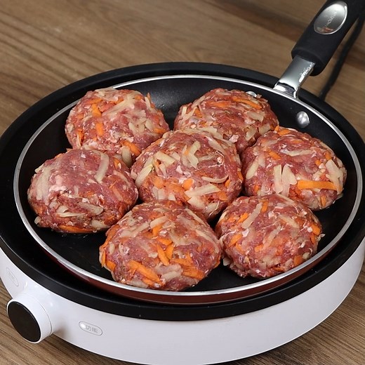If you have 1 potato, 1 carrot and some ground beef, make this recipe that everyone will love! | YumMakers