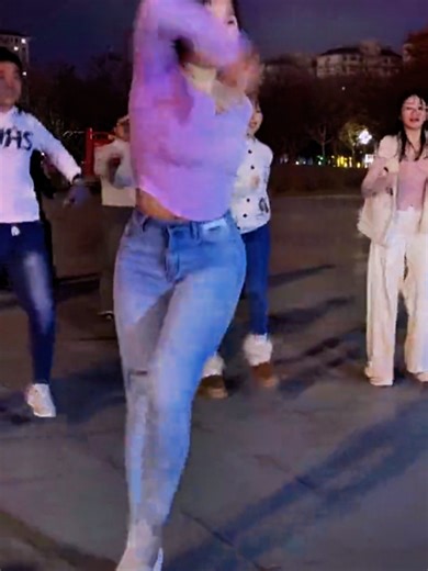 The humorous and witty square dance