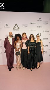 Mi primera invitación a un fashion show en Dubai 🤩 las luces, las cámaras, el glam, los tacones Dior que ando puestos todo está muy todo que ver de mujer. Ayer vi a una mega artista de la India @urvashirautela todo un impacto con lo hermosa que es, fui acompañada de @queenstarherself que desde el momento que la conocí hemos tenido una conexión increíble y mis dos leales bebés (@jeanpierrg_ & @nilbert___ ) Gracias a @revivebeauty_by_ari por la invitación a este mega evento 😍 me la pasé increíbl