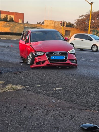 (Video) Dashcam captures taxi crashing into car after running red light | Middelburg Observer