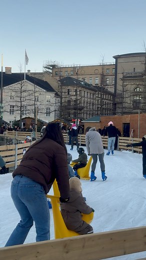 Kongens Nytorv Ice Rink – Christmas Magic in Copenhagen 📸 My Danish Experience 📝 Kongens Nytorv has come alive with Christmas charm as the classic circular ice rink opens for the winter season. Children and families enjoy skating under the shimmering lights of Hotel d’Angleterre and Magasin du Nord — a true Copenhagen winter wonderland. (Season: 14 Nov 2025 – 4 Jan 2026 | Entry ~70 DKK | Skate rental additional.) ❄️ Full Information: Kongens Nytorv Ice-Skating Circle – Copenhagen 📍 What it is