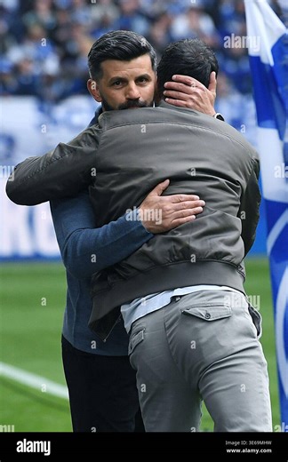 Fussball 2. Bundesliga 28. Spieltag FC Schalke 04 - Karlsruher SC am 05.04.2026 in der Veltins Arena in Gelsenkirchen Christian Eichner ( Trainer / Cheftrainer Karlsruhe ), vorne - Miron Muslic ( Trainer / Cheftrainer Schalke ), hinten DFL regulations prohibit any use of photographs as image sequences and/or quasi-video. Foto: Revierfoto Stock Photo - Alamy