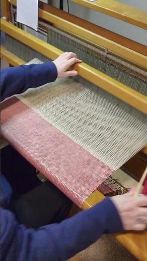 weaving a point twill on a 4- shaft floor loom