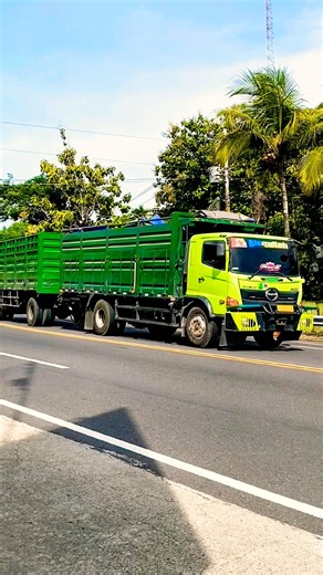 TRUK GANDENG PANJANG HINO TANPA MUATAN NGEBUT MELAJU CEPAT #shorts #trending #viral
