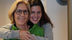 45K views · 290 reactions | Melanie Oesch ist am 29. Juli mit ihrer Familie Donnschtig-Jass zu Gast und erwartet Ende Jahr ihr zweites Kind. Im Schnellfragen-Interview mit der Schweizer Illustrierten verrät die Jodlerin von Oesch’s die Dritten, weshalb sie ihre Mutter besonders schätzt, erzählt, welchen Fimmel sie hat, und gesteht, was sie in ihrem Leben bereut. | Schweizer Illustrierte | Facebook