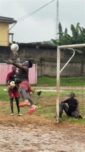 🧤⚡ Un gardien, c’est ça : de l’explosivité ! 💥 Tu veux travailler ta détente et ta puissance ? Cette séance est faite pour toi ! 👀🔥 💬 Tu travailles ton explosivité combien de fois par semaine ? #Goalkeeper #GKTraining #Explosivite #GardienDeBut #Football