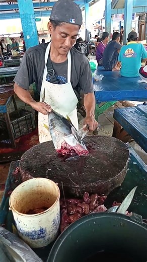 Watching Onbgko's brother do a good job cutting fresh tuna #fish #fillet #seafood #fishcutting