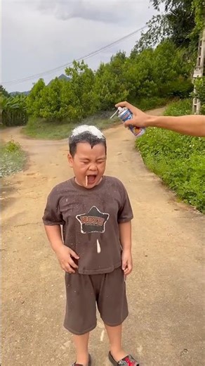 Cậu bé tốt bụng và anh trai hài hước #shorts #funn