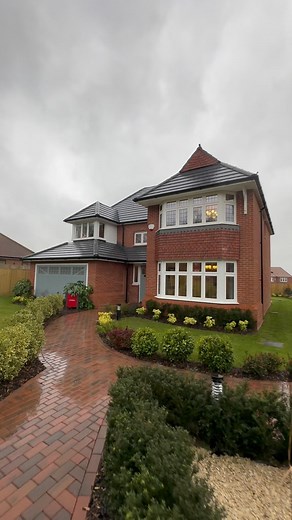 The Richmond by Redrow Homes for #ShowHomeSaturday 🏡 Located on the Harvest Rise development in Angmering, West Sussex, this is a beautiful place to call home. For more details please see the link in our bio. The Richmond is a four bedroom detached home with large kitchen/dining/family room with separate lounge and utility room. This home also features underfloor heating to the ground floor and air source heat pump. #redrowhomes #redrowrichmond #housetour #interior #interiordesign #homedecor #h