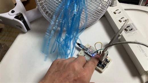 UIAPduinoとBB-USB、パソコン連動タップつなげ、タッチセンサで、交流100Vの扇風機を動かしてみた。直流５Vで家電製品を動かすには、中学校で安価で安全にできるの方法は、これかな？他には、USB付きタップにリレーを組み込んで改造したもの、ソリッドステートリレーを使う方法などもある。