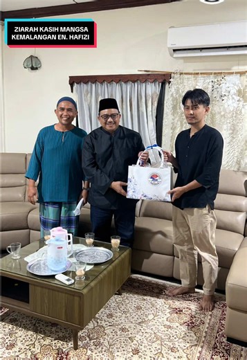 🕊️ KEHILANGAN ADALAH LUKA YG TIDAK SELALU TERLIHAT , TETAPI TERASA BEGITU DALAM DIHATI 🕊️ . . PADA MALAM 8 MAC , TELAH DIADAKAN ZIARAH KASIH BERSAMA YB ONN BIN ABU BAKAR ( AHLI PARLIMEN BATU PAHAT ) KE RUMAH EN. HAFIZI BIN SHAROM DI KG SERI REJO SARI . 21 FEBRUARI LALU BELIAU 7 BERANAK TELAH TERLIBAT DLM KEMALANGAN DI PLUS YONG PENG MNGHALA UTARA & SALAH SEORANG ANAKNYA TELAH MENINGGAL DUNIA . SEMOGA SEKELUARGA INI TABAH MENGHADAPI UJIAN MENDATANG & SALAM TAKZIAH KAMI UCAPKAN . TERIMA KASIH DI