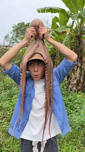 7M views · 97K reactions | Have you ever eaten a dozen pounds of sea monster octopus? One word: It's so fragrant!/十幾斤的海怪八爪魚你吃過嗎？一個字：真香！【吃货草帽哥】 #獵奇 #美食 #搞笑 #吃货草帽哥 #mukbang | 吃货草帽哥 | Facebook