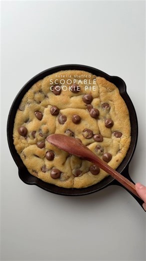 This recipe got over 12,5 mio views across all my platforms. A scoopable cookie pie😍 #cookie