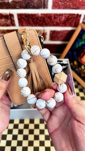 Gift card magic with this stylish keychain!