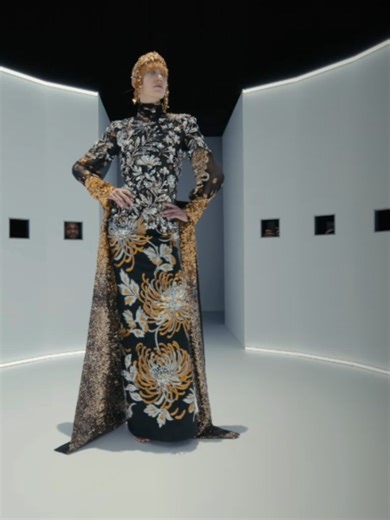 justin friedman on Instagram: "Erté. Roberto Capucci. Gloria Swanson. Travis Banton. “Ziegfeld Girl”. Charles James. Joan Crawford. Elizabeth I. Alfons Mucha. Times Square peep shows. all of those things, and more, popped into my head while watching the live stream of Alessandro Michele’s incredible Spring Summer 2026 Haute Couture show for Valentino. as each model posed in the voyeuristic cabines that made up the runway — almost as if they were in their final, late-night fitting within a gilded