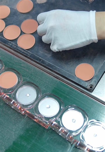 👀 Behind the scenes: How your compact powder is made ✅ Cleanroom production ✅ Strict quality control 📦 OEM/ODM ready #MakeupFactory #CompactPowder #OEMCosmetics #PrivateLabelBeauty