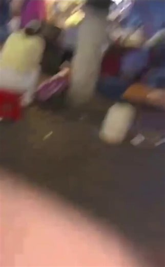 4月13日，网传重庆开州实验高中一名高三女生在考试前，向其经常光顾的路边麻辣烫摊主借用手机，用于考试作弊，结果在考试过程中被监考老师发现。事后，女生家长找到摊主大姐，质问：“她让你给手机你就给？” 并要求大姐下跪道歉。摊主大姐因担心事态扩大，被迫当场下跪，引发众怒。还有消息称，该学生的家长是公务员。