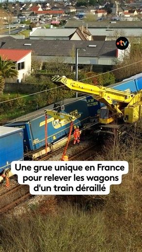 🚨 Opération XXL sur les rails ! 🚂💥 Suite au déraillement d’un train de marchandises près de Carentan (Manche), la SNCF a lancé une opération de relevage inédite avec des grues géantes 🏗️ Des moyens techniques hors normes sont mobilisés pour remettre les wagons sur les rails, après l’accident survenu dimanche 11 janvier. Une intervention aussi rare qu’impressionnante, en plein cœur du réseau ferroviaire ⚙️👷‍♂️ Plus d'infos dans notre article #sncf #train #accident #grue #carentan #manche #no