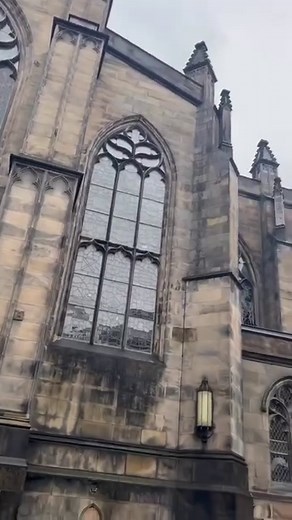 St Giles’ Cathedral lies on Edinburgh’s Royal Mile about two thirds of the way up from the Palace of Holyroodhouse to Edinburgh Castle. For the better part of a thousand years St Giles’ has been at the physical and spiritual heart of Scotland’s capital city and many key moments in history have been played out in or around it. Although founded in about 1130, St Giles’ central role in Edinburgh’s life has subjected it to more change than seen in most churches. As a result, most of the exterior dat