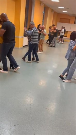 4.4K views · 24 reactions | Cours débutant kizomba des Lundis sur Béziers à la maison verdier Maison de la vie associative #toutlemonde Avec Émilie kiz'sud professeur | Kiz'sud kizomba | Facebook