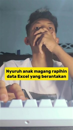 NIH PENJELASANNYA.... 3/30 Trik Ms Excel Biar Kerjaan Cepet Kelar 1. Ctrl   A → Alt   A   E → Next → pilih Comma → Finish - Ctrl   A: Memilih seluruh data pada worksheet. - Alt   A   E: Membuka fitur Text to Columns. - Next: Melanjutkan ke pengaturan pemisah data. - Pilih Comma (,): Menentukan bahwa data akan dipisahkan berdasarkan tanda koma. - Finish: Menyelesaikan proses sehingga data yang awalnya berada dalam satu kolom akan terpisah ke beberapa kolom sesuai tanda koma. - Kegunaan: Digunakan