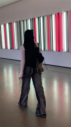 Exploring a Modern Art Gallery Experience