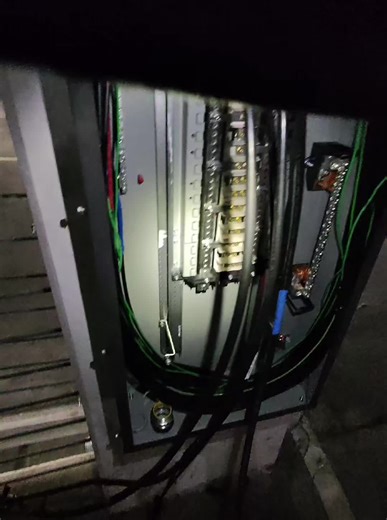 2023 NEC 300.4 (G) (1) Raceways containing insulated circuit conductors 4 AWG and larger that enter a cabinet, box, enclosure, or raceway must be protected prior to installation of the conductors. Fitting providing a smoothly rounded insulating surface. #amochito_electric #electrician #sparkylife #neccode