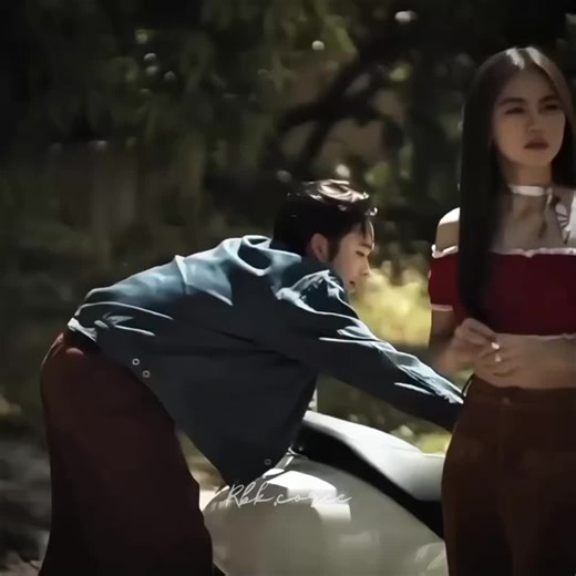 Mere Khwabon Mein Jo Aaye: Dreamy Love Moments